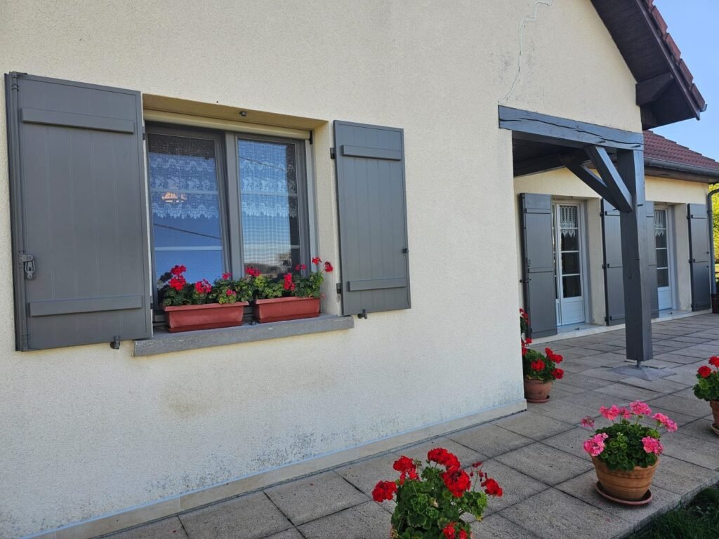 Façade avec fenêtres PVC Finstral et volets battants aluminium Ehret, vue vers l'entrée, Champigneulles-en-Bassigny
