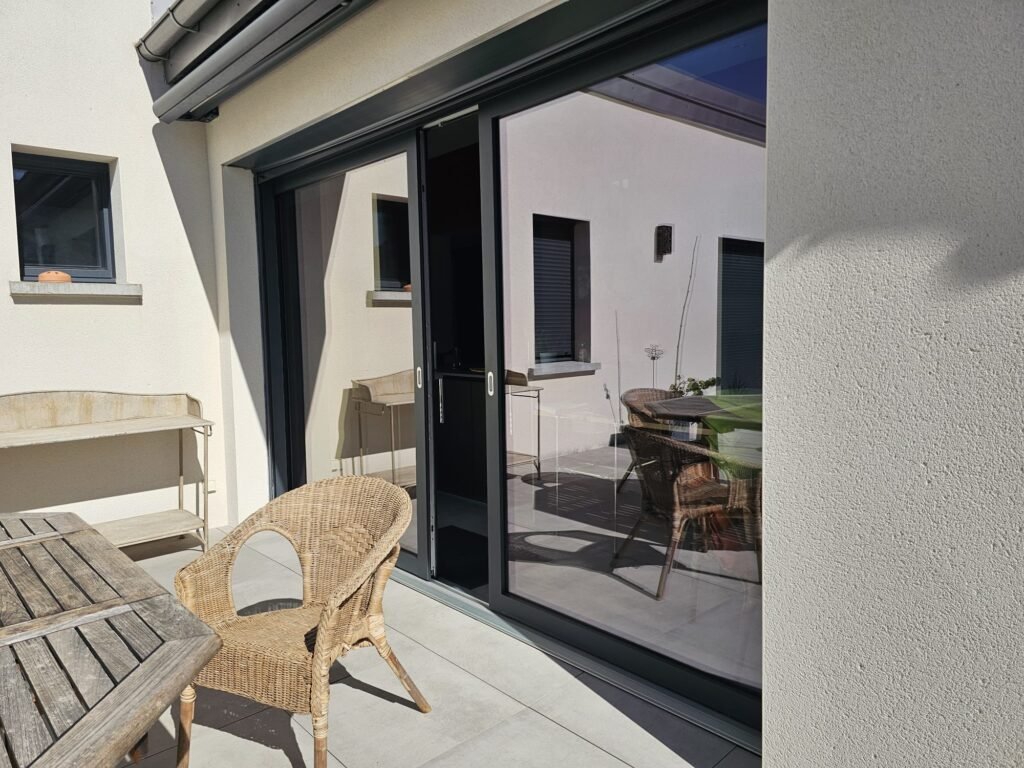 Coulissant à galandage aluminium Finstral anthracite vu de la terrasse, de côté, Dijon