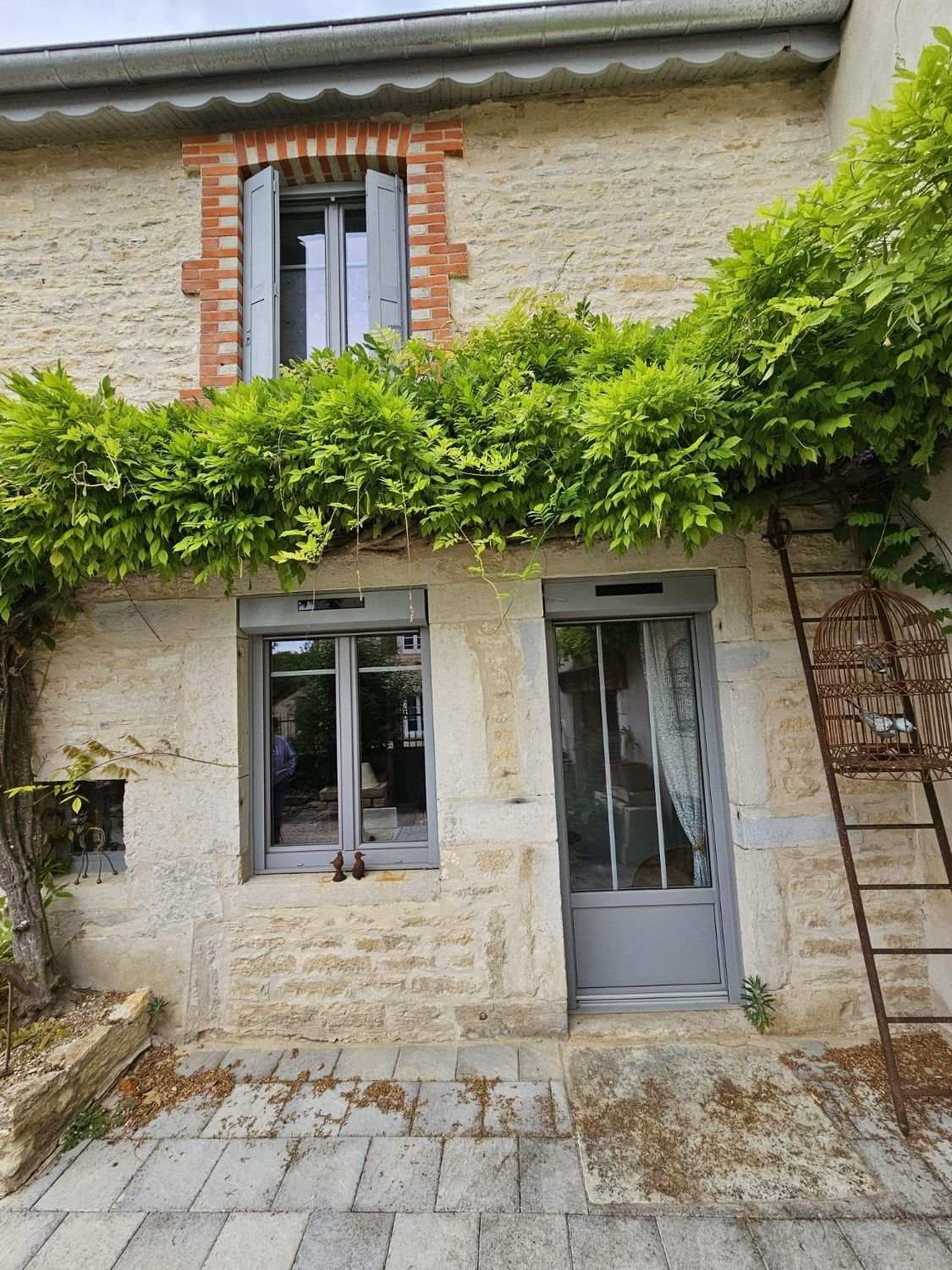 Maison en pierre à Fontaine-Française, volets battants à l'étage et volets roulants solaires en bas
