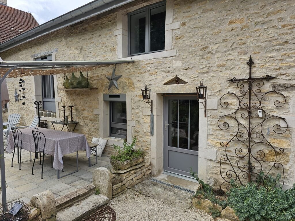 Porte et fenêtre PVC gris Finstral côté terrasse avec volet roulant solaire à Fontaine-Française