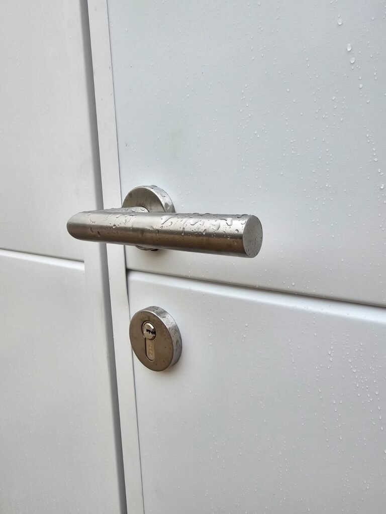 Poignée et serrure du vantail principal d'une porte de garage battante Moos blanche à Dijon