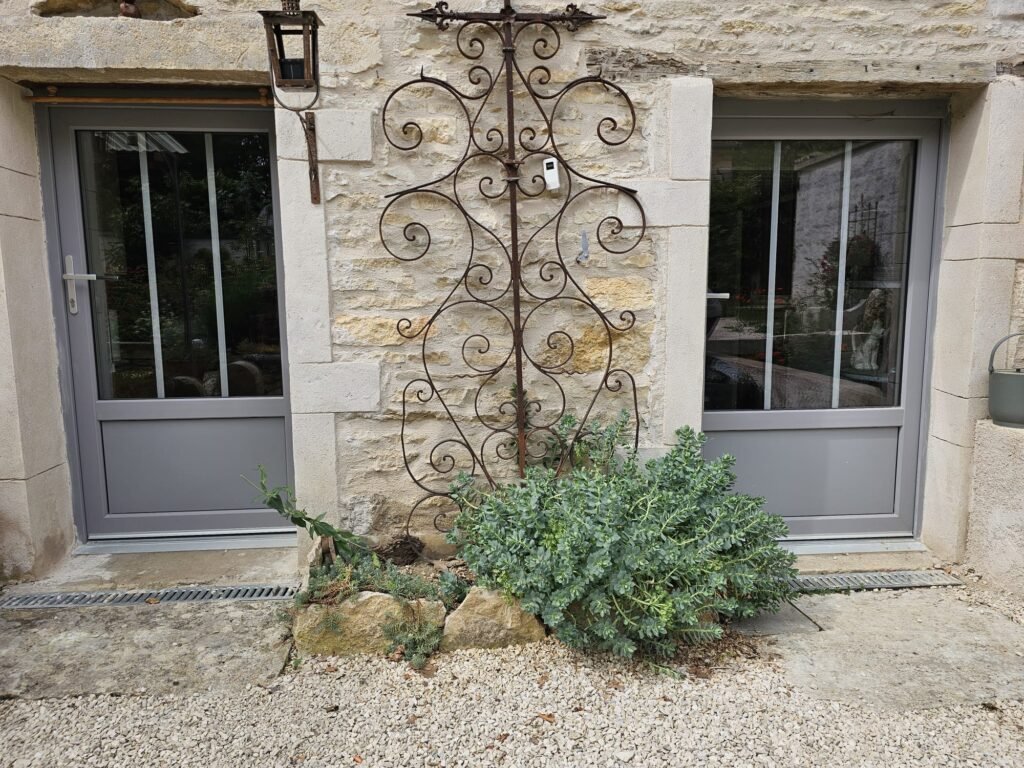 Deux portes de service PVC gris Finstral vitrées avec petits bois verticaux à Fontaine-Française