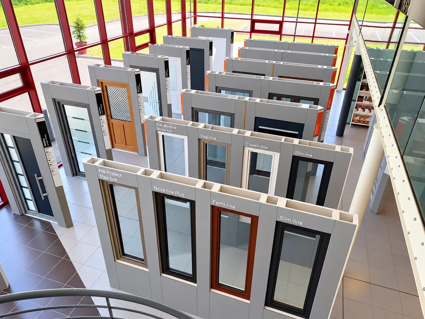 Châssis de fenêtres Finstral exposés dans le showroom de Chaumont, vus depuis la mezzanine