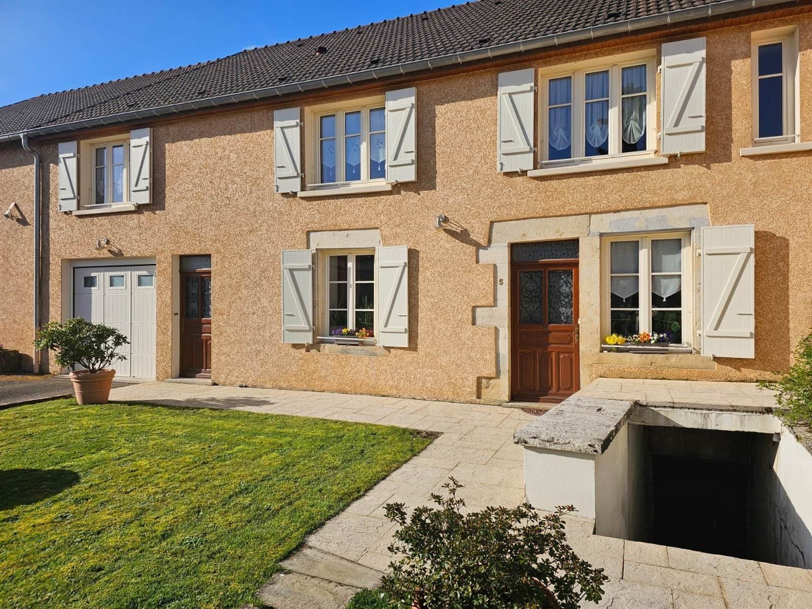 Volets battants aluminium Ehret posés par la Menuiserie Foultot sur une maison du secteur